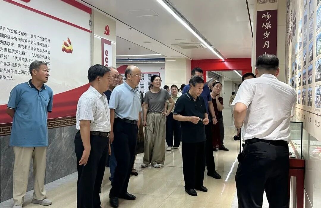 潍坊市高新区关工委主任王永福带队到临朐县中医院参观交流